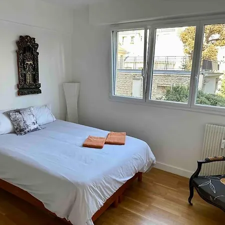Private Bedroom 2 Near Eiffel Tower, Saint Germain * Parijs